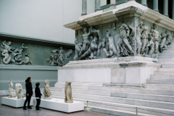 suivra:Pergamon Museum 6, 1996, Thomas Struth.