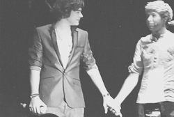 niallar:  Niall & Harry holding hands » 2011 / 2012 