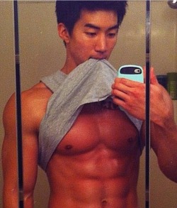 kkmn557:  Hot Korean Top. He has a big dick… Yummy 