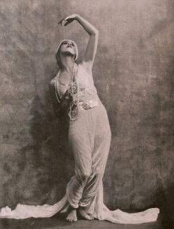 thebodyelectricblog: Portrait of Martha Graham by Nickolas Muray,1922.