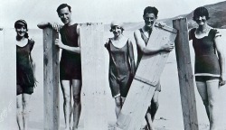 Cinq surfeurs en 1922. Perranporth 1922 with boards made by the