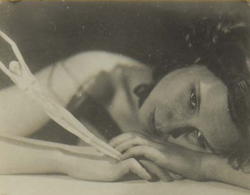 Frantisek Drtikol (tchèque, 1883 - 1961)Femme à la figurine