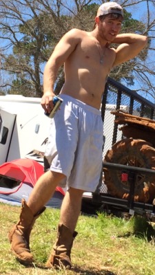 adirtyzdog:  ksufraternitybrother:  SUPER CUTE REDNECK!!!  KSU-Frat