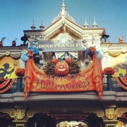 talkdisney:  Disneyland celebrates halloween by cakestorycyprus
