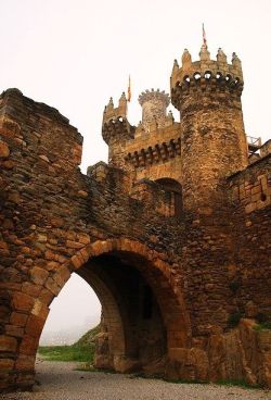 bonitavista:    Ponferrada Castle, Galicia, Spain   photo via