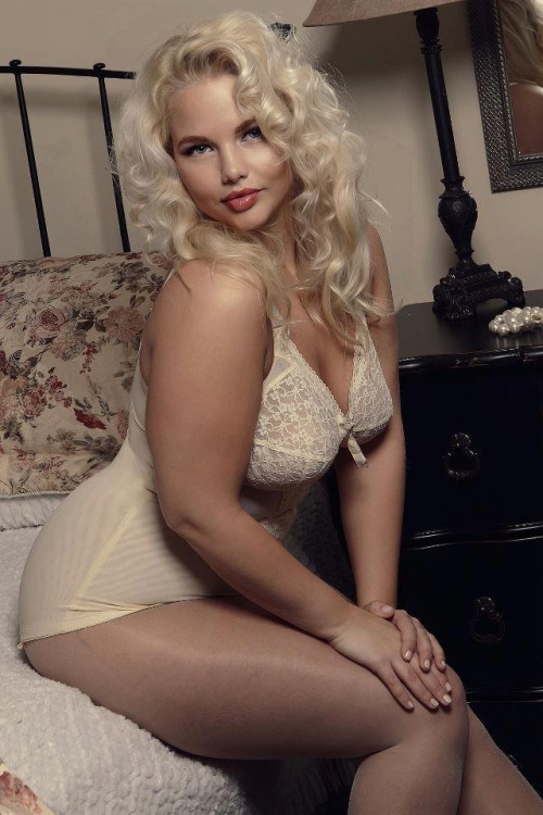 lordhomonus86:  Iâ€™m a sucker for a curvy blonde. Elly mayday is the catâ€™s meow.