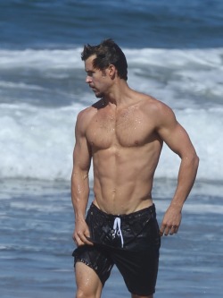 - True Blood hunk Ryan Kwanten at the Malibu beach. Watch his