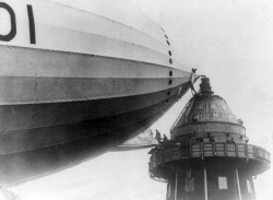 mlsg:  historicaltimes:  Passengers boarding British airship