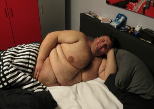 gordo4gordo4superchub:  foxxy34:  So sexy  Mmmmmmmm yummy  He can come mow my lawn anytime