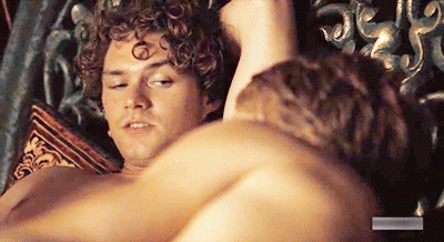 famousmeat:  Will Tudor & Finn Jones kiss naked in Game of Thrones Season 5’s leaked premiere