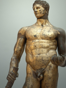 art4gays: amare-habeo:  Gilded  Bronze statue of a beardless