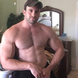 hugesexyooweegooweemen:  realmenstink:  BIG BEEFY STUD !!! 