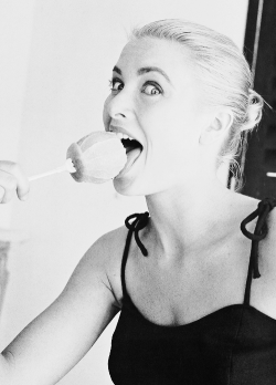 desireearmfeldt: Grace Kelly photographed by Howell Conant in