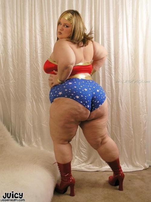 vinny2007:  gwen-sational:  Tuesday - Guest Ass : JuicyLittleFatGrl (aka Magda) Another great retired BBW model   She’s getting ready to sit her bare rump on my face!!!