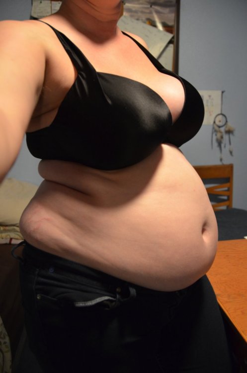 newgain285:  onemorebitebp:  Anonymous College Gainer  I hope this is what my wife’s future looks like! She has been doing some serious snacking! 