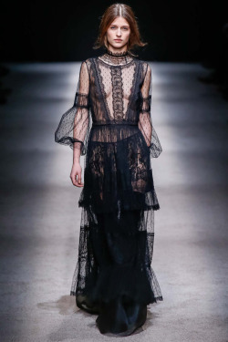 agameofclothes:   Myrish lace gown, Alberta Ferretti