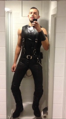 leathersub01: I do love a toilet selfie 😛  Instagram: @boundeagle1