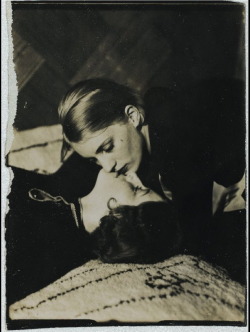  Lee Miller Kissing a Woman - c. 1930 - Photo by Man Ray ( Musée