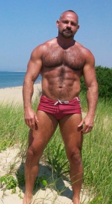 beardedandburly:  A big canadian muscle bear, I believe? 