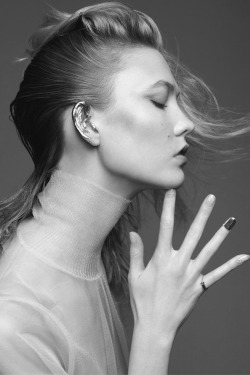 amy-ambrosio:  Karlie Kloss in “Une fileen or” by Nico for