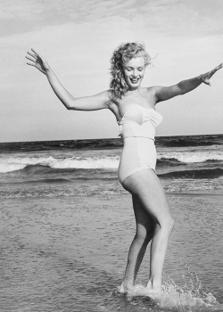 missmonroes:  Marilyn Monroe photographed by Andre De Dienes,