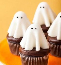 thefoodshow:  Ghost Cupcakes 