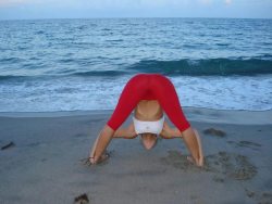 teens-wearing-yoga-pants:  On the beach. http://ift.tt/1Qo12AS