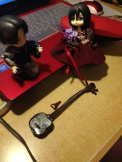 xiumujiadejiangyouping:  Levi:Mikasa,one stupid made this shamisen