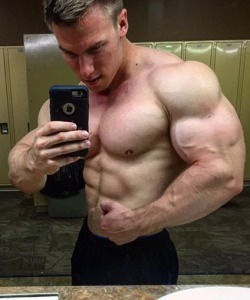 musclegodselfies:  Kyle Sari