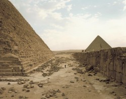 bremser:Richard Misrach, White Man Contemplating Pyramids, 1989