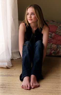 solecityusa:  Evan Rachel Wood’s tempting toesIn appreciation