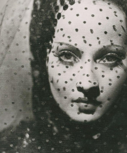 madivinecomedie:Photographe anonyme. L'actrice Merle Obéron