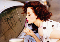Rose McGowan, one of the few girls that kept pinup fashion alive