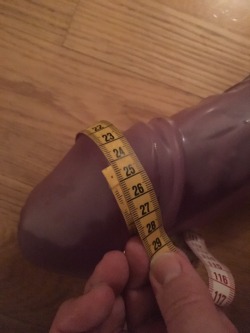 squirtingwife:  Masturbate and squirt with a 25cm dia dildo in