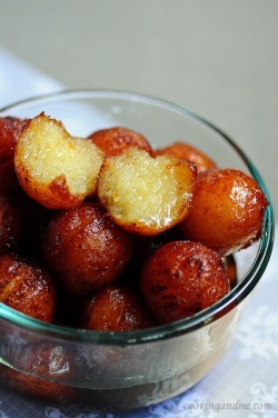 panaccea:  basilgenovese:  Gulab Jamun (via Edible Garden)  Aaja