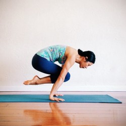 bendymeg:  practiceyoga-la:  Lolasana is a BAD ASS pose great