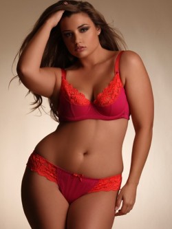 pear-lover:  xlsize:  Plus Size Girl Modeling For a Plus Size
