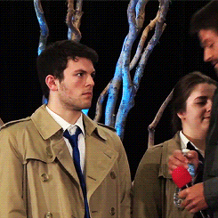 theflavourofyourlips:  Misha helps judge Cas costume contest(x)