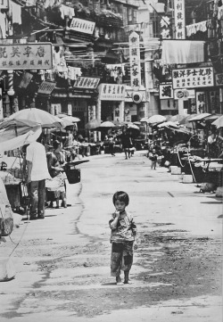 undr:  Dennis Stock Abandoned girl in Hong Kong c1960 