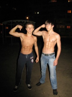 joey9189:  just-a-twink-again:  hot flexers  I’LL TAKE BOTH!!!