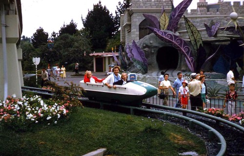 retropopcult:  Disneyland, November 1959