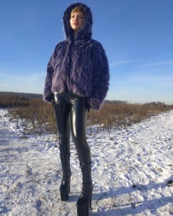 xozt-latex:  Winter can’t stop a real latex lover! Snow is