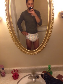 VERY sexy diapered man!