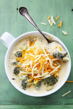 foodiebliss:  Slow Cooker Broccoli Cheese Soup  Source:   Creme