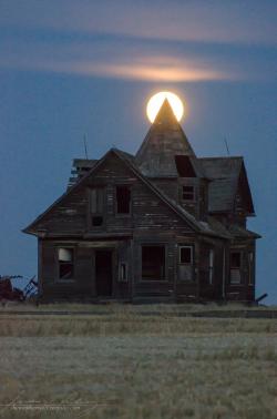 abandonedandurbex:  Abandoned farmhouse with supermoon  [1356x2048]