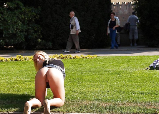 PUTTANELLA ESIBIZIONISTA AMATORIALE AL PARCO