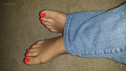 luv4hertoes:  aristtaroxxx:  Someone asked for new foot pictures.