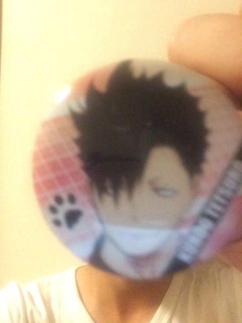 haikyuu-stage:  tanaka keita (daichi) got kurooâ€™s can badge when he went to see the hq movie akaÂ actual kurodai 