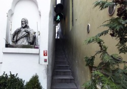 sixpenceee:  Prague’s Narrowest Street is So Narrow it Has