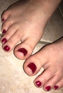 kissabletoes:  My foot slave hubby got to shoot his little load